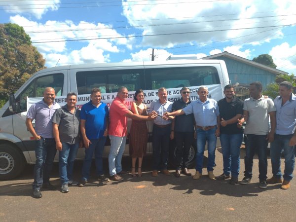 Entrega da chave do Micro-ônibus aos representantes do Município de Santa Luzia D&#039;Oeste/RO